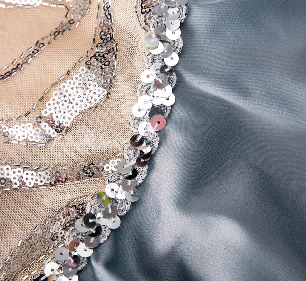 Vestido con capa gris azulon